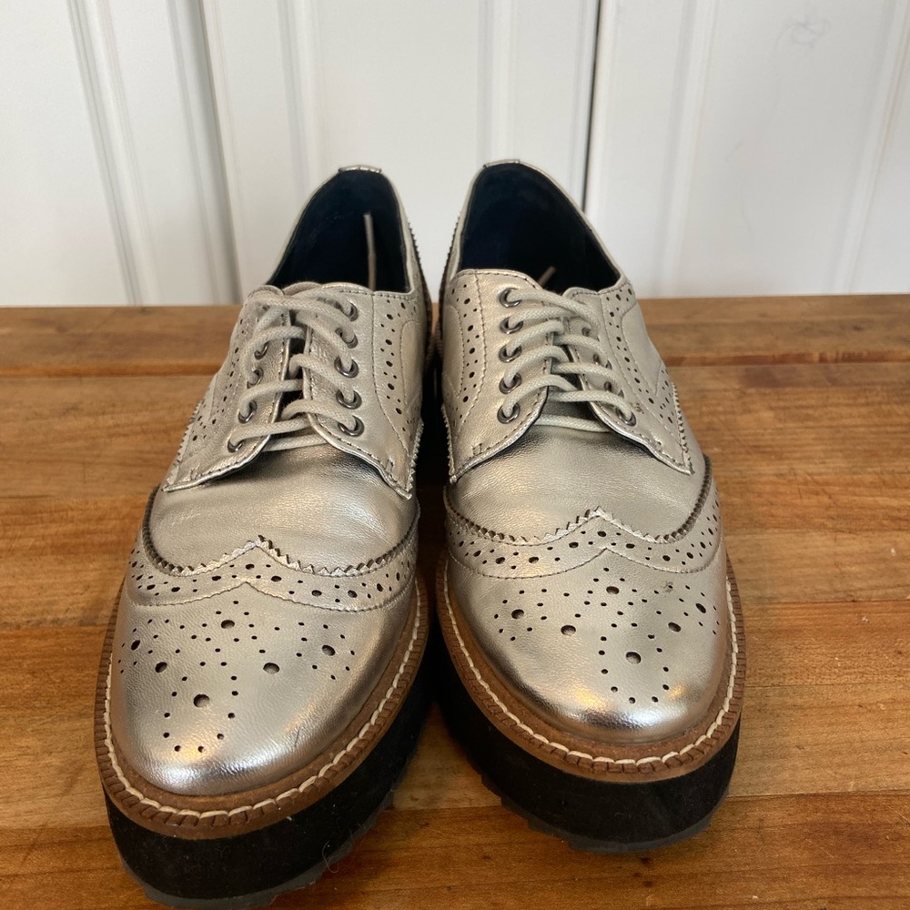 NWOT Shelly’s London Platform Shiny Silver Leather Brogues